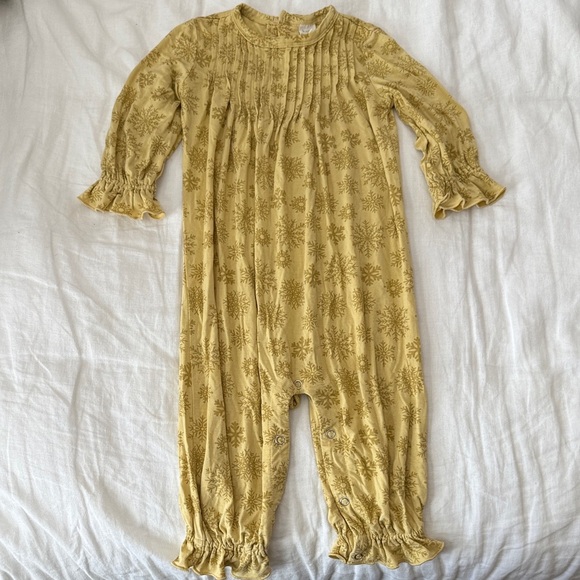 kate quinn Other - ✨ Kate Quinn Yellow Snowflake Bamboo One-Piece Romper — 12–18 Months EUC ✨